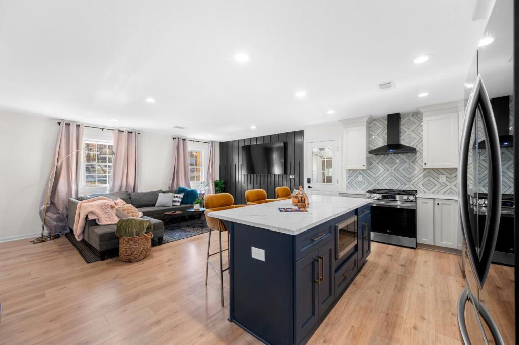 Arcade, Fire Pit, 2 Car Garage, 2 Living Rooms