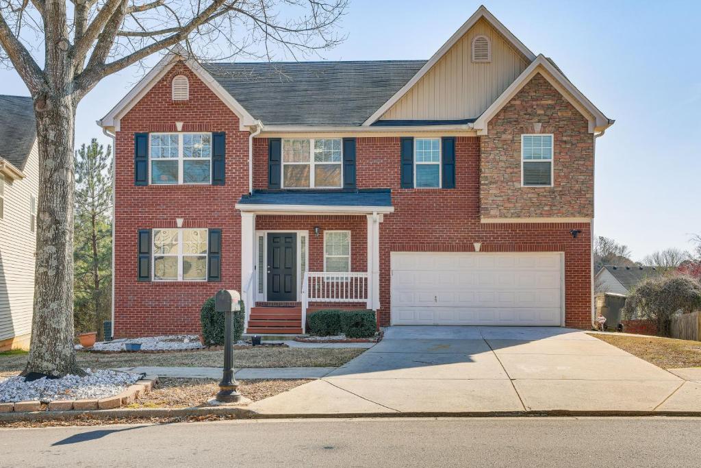 Spacious Snellville Home 28 Mi to Atlanta!