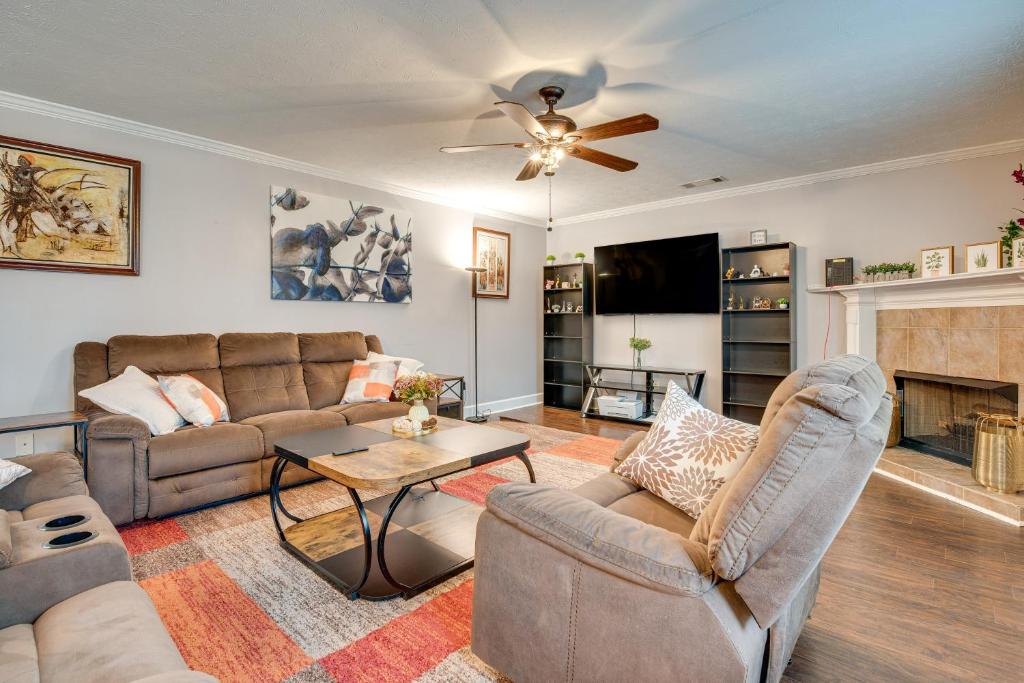 Spacious Snellville Home with Yard 28 Mi to Atlanta