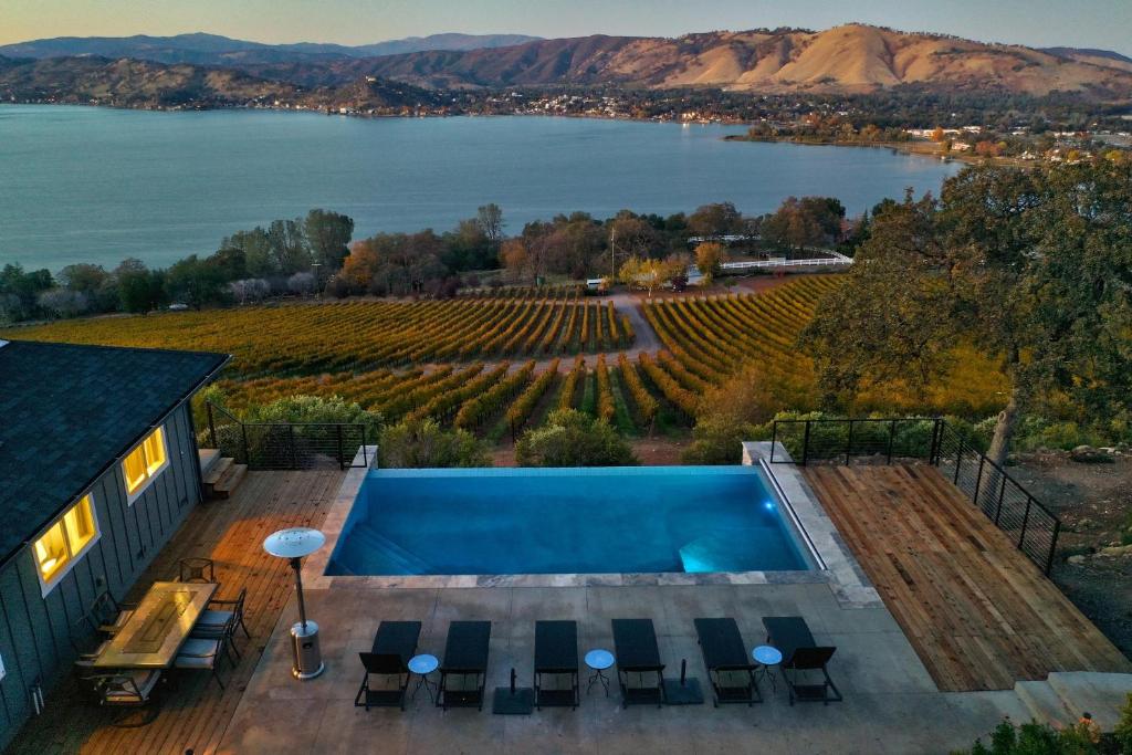 Jago Bay Vines and Views